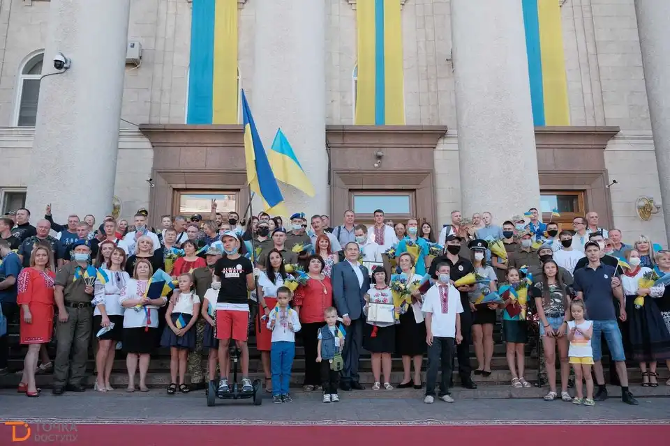 Автомотопробіг та святкові нагородження: у Кропивницькому відбулися урочистості до Дня Незалежності (ФОТОРЕПОРТАЖ)
