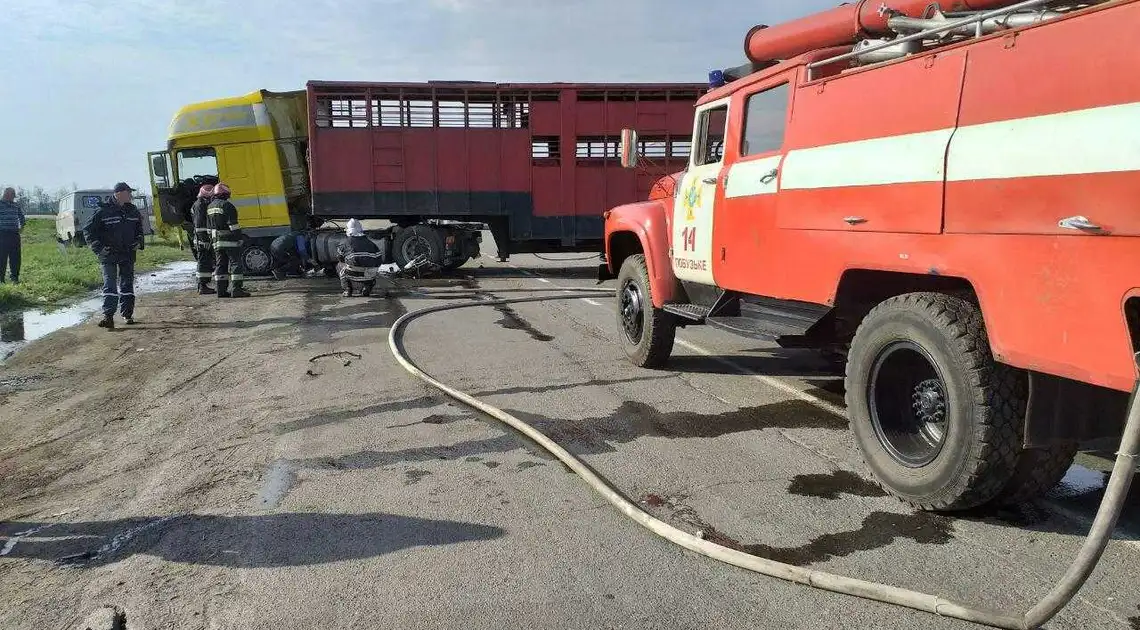 На Кіровоградщині після зіткнення з вантажівкою загинув водій мікроавтобуса (ФОТО) фото 1