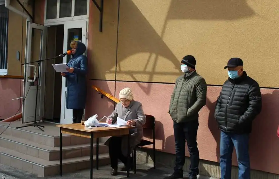 Долинська міськрада провела сесію на подвір'ї, щоб закупити експрес-тести на COVID-19 (ФОТО) фото 1