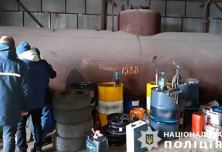 На підпільній заправці на Кіровоградщині вилучили 6 тонн палива й обладнання (ФОТО)