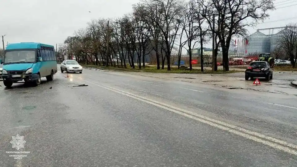У Кpопивницькому маpшpутка зіткнулася з Daewoo (ФОТО)