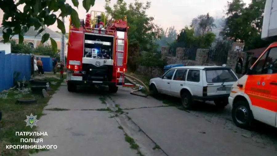 Патрульні Кропивницького витягли з палаючого будинку жінку та її сина (ФОТО)