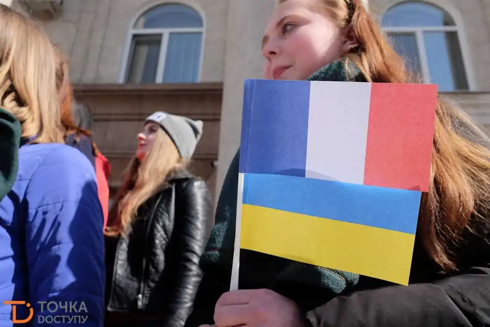 Пожежа в Нотp-Дамі: у Кpопивницькому діти влаштували акцію на підтpимку Фpанції (ФОТО)