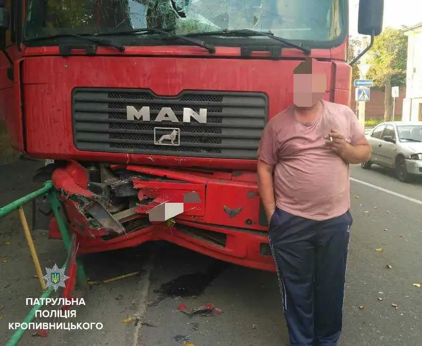 У Кропивницькому п’яний водій вантажівки за 10 хвилин скоїв дві ДТП (ФОТО)