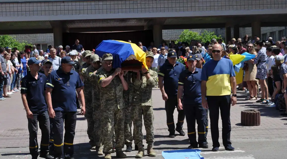 У Новоукраїнці попрощалися із загиблим захисником Миколою Батенком (ФОТО) фото 1