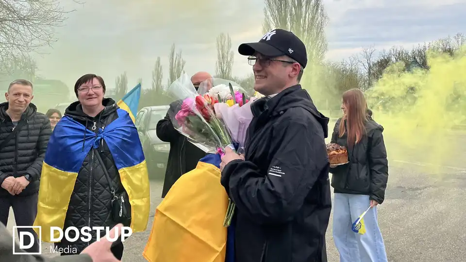 “Не віриться, що я вдома”: у Кропивницькому зустріли звільненого з полону захисника Євгена Коденця