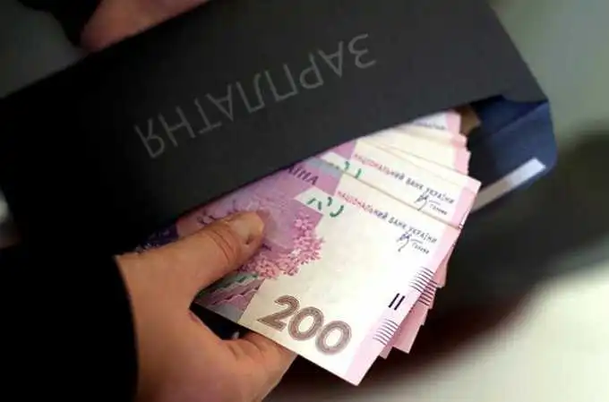Українцям підвищать зарплати і перерахують пенсії: коли і на скільки