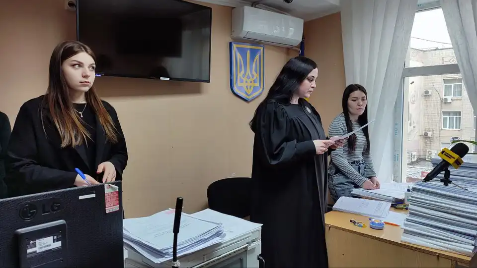 Суд