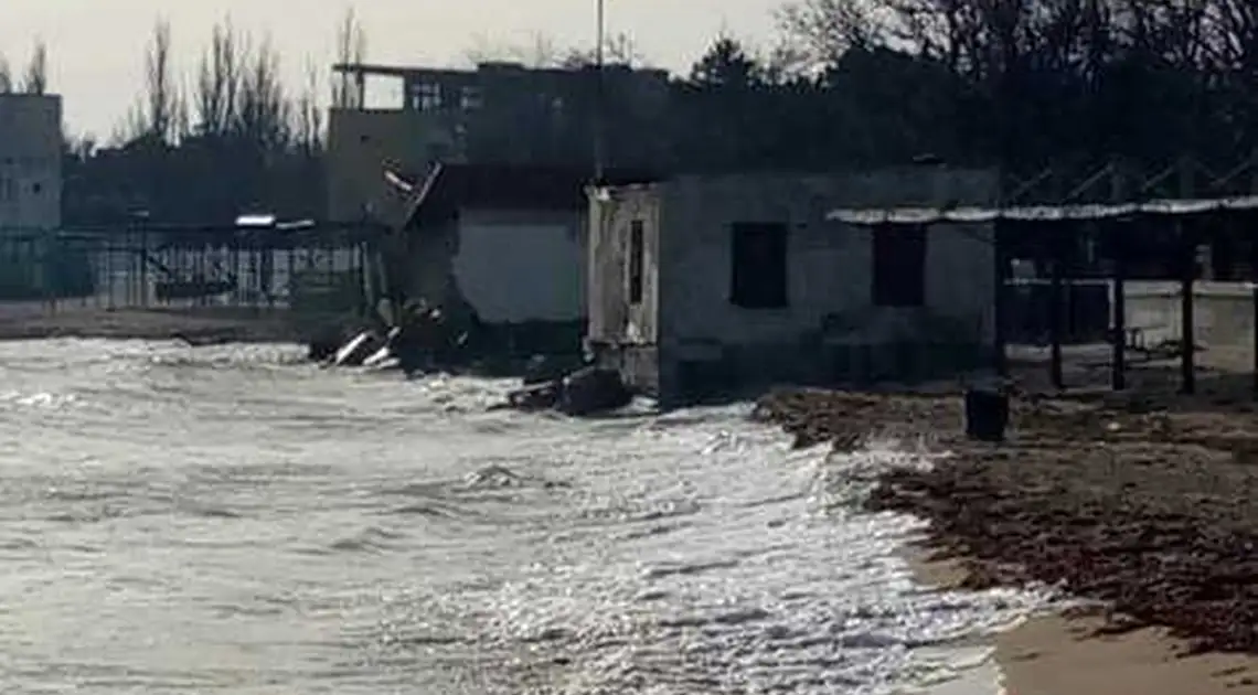 Окупований Крим іде під воду: в мережі опублікували вражаючі кадри (ФОТО) фото 1