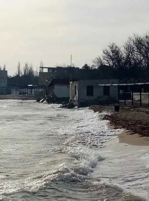 Окупований Крим іде під воду: в мережі опублікували вражаючі кадри (ФОТО) фото 1