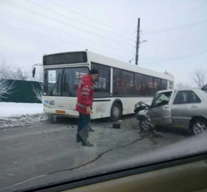 У Кропивницькому легковик врізався в автобус (ФОТО)