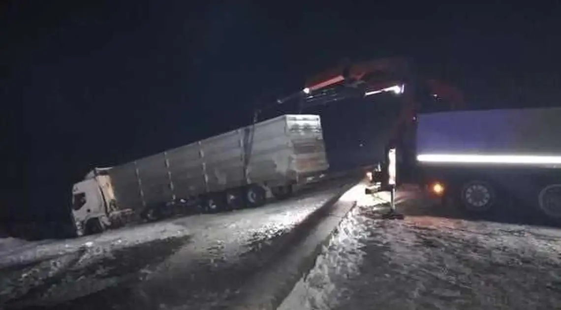 На Кіровоградщині з водосховища дістали вантажівку вагою понад 30 тонн (ФОТО, ВІДЕО) фото 1