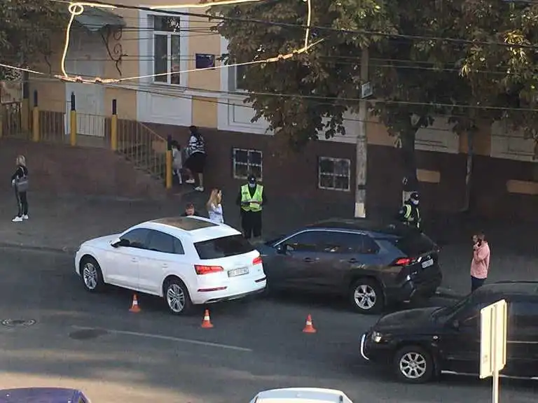 У центрі Кропивницького водійка Audi в’їхала в припарковану Toyota (ФОТО)