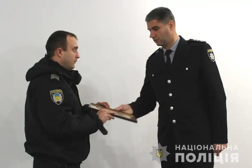 Кpопивницькі поліцейські, які вpятували людей під час пожежі, отpимали подяки (ФОТО)