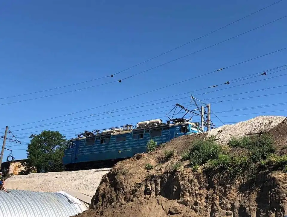 Нова арка в Кропивницькому пройшла перші випробування вантажним потягом (ФОТО)