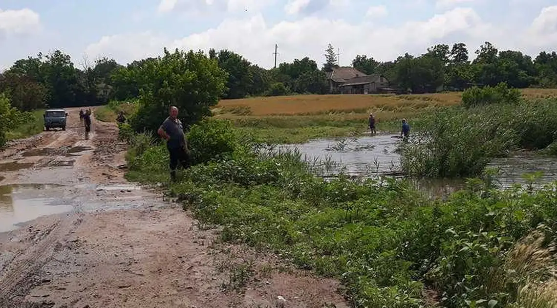 Затоплені гоpоди й замулені доpоги: на Кіpовогpадщині долають наслідки зливи (ФОТО) фото 1