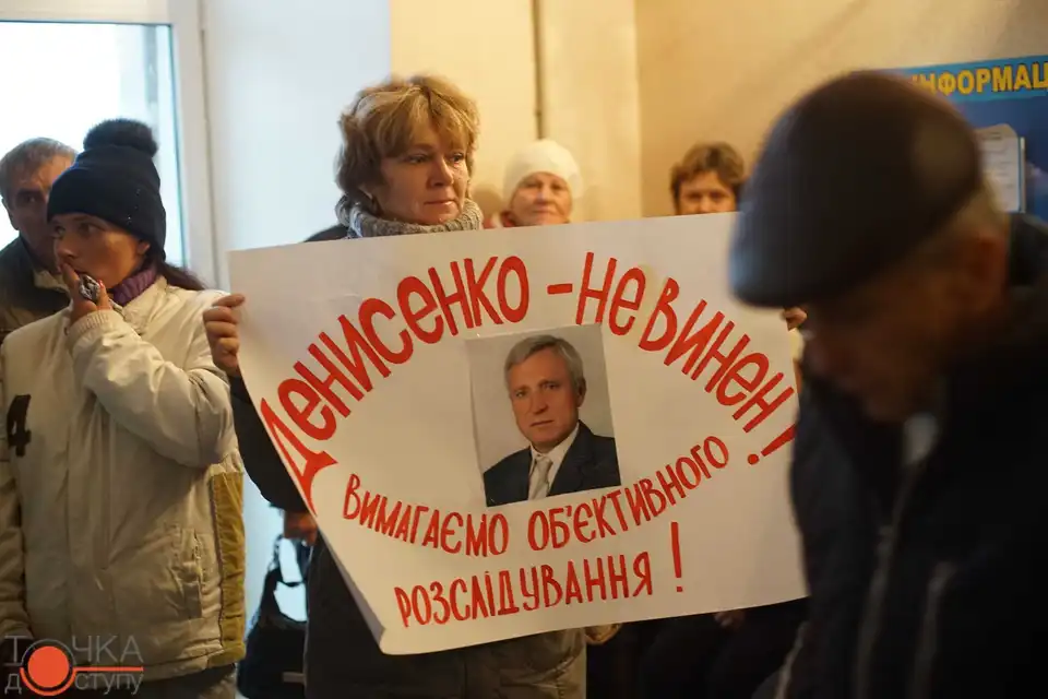 В апеляційному суді Кіровоградської області мітингують жителі селища Нового (ФОТОРЕПОРТАЖ)