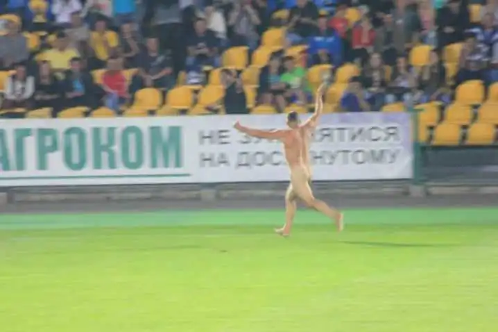 В Олександрії під час футбольного матчу голий вболівальник вибіг на поле "проти Путіна" (ФОТО) фото 1