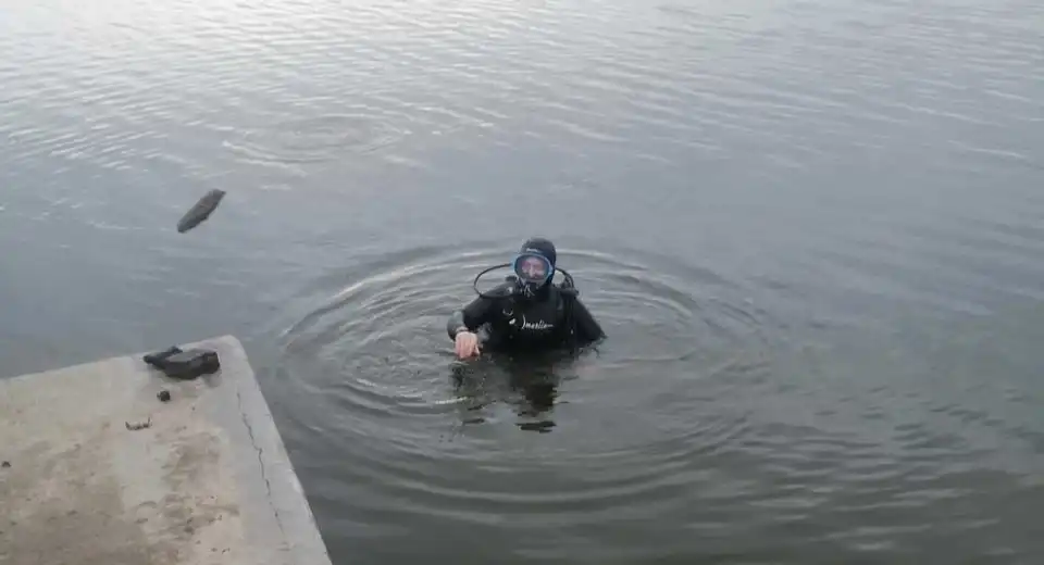 Скло, гачки та металева труба: в громаді на Кіровоградщині водолази розчистили дно річки на міському пляжі фото 1