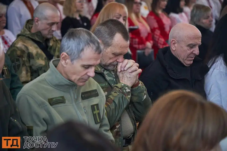 В обласній державній адміністрації пройшов День національної молитви за мир в Україні, який зібрав представників різних конфесій.