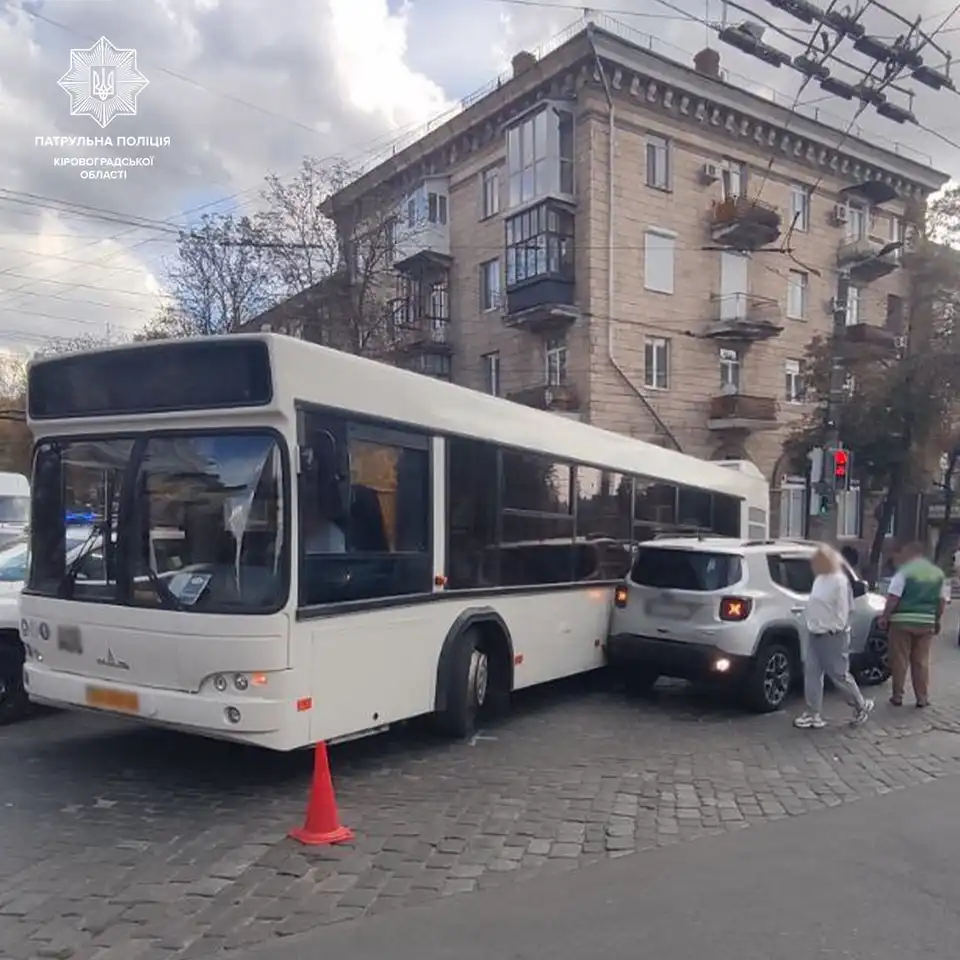 ДТП у центрі Кропивницького: водій автобуса допустив порушення