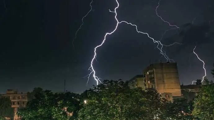 Завтра на Кіровоградщині прогнозують грозу, град та сильний вітер фото 1