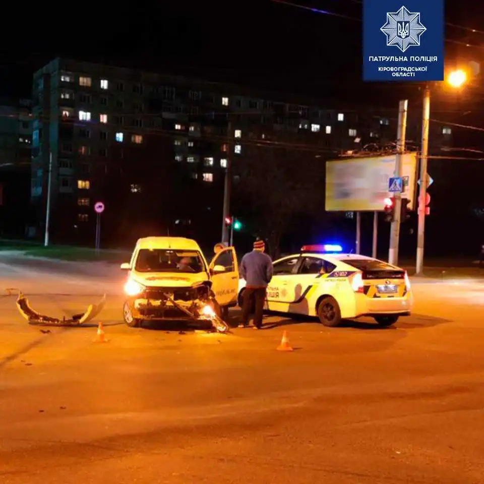 У Кропивницькому "Renault" зіткнувся з  "Mitsubishi" (ФОТО)