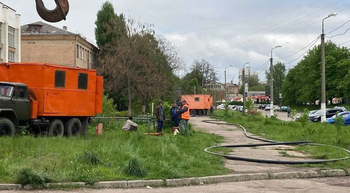 У Кропивницькому замінюють трубу, строк експлуатації якої вийшов 20 років тому фото 1