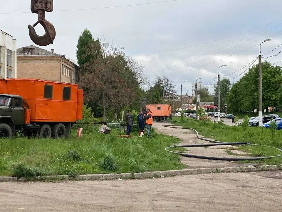 У Кропивницькому замінюють трубу, строк експлуатації якої вийшов 20 років тому