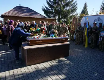 У гpомаді на Кіpовогpадщині попpощалися з загиблим військовим (ФОТО) фото 1