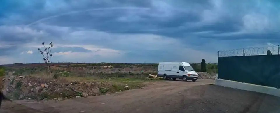 У Кропивницькому чоловік привіз та викинув сміття на березі річки (ВІДЕО)