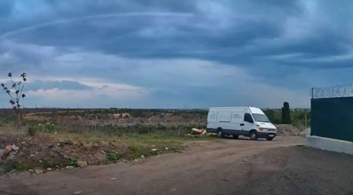 У Кропивницькому чоловік привіз та викинув сміття на березі річки (ВІДЕО) фото 1