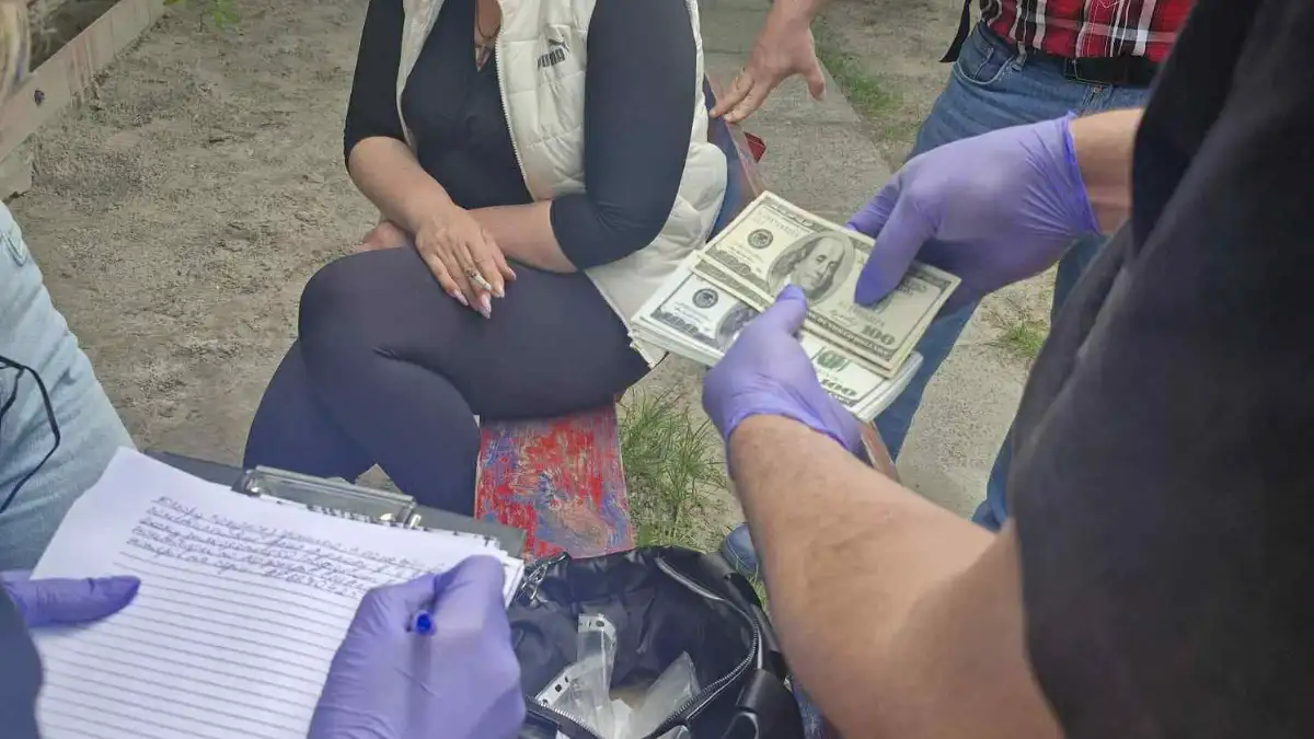 "на гарячому" затримали жительку Кропивницького, яку підозрюють в організації фіктивних шлюбів для ухилянтів