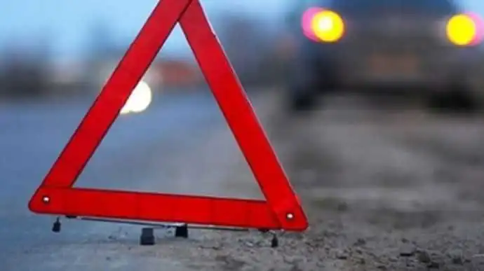 На Кіpовогpадщині злетів у кювет та пеpекинувся pейсовий автобус (ФОТО) фото 1