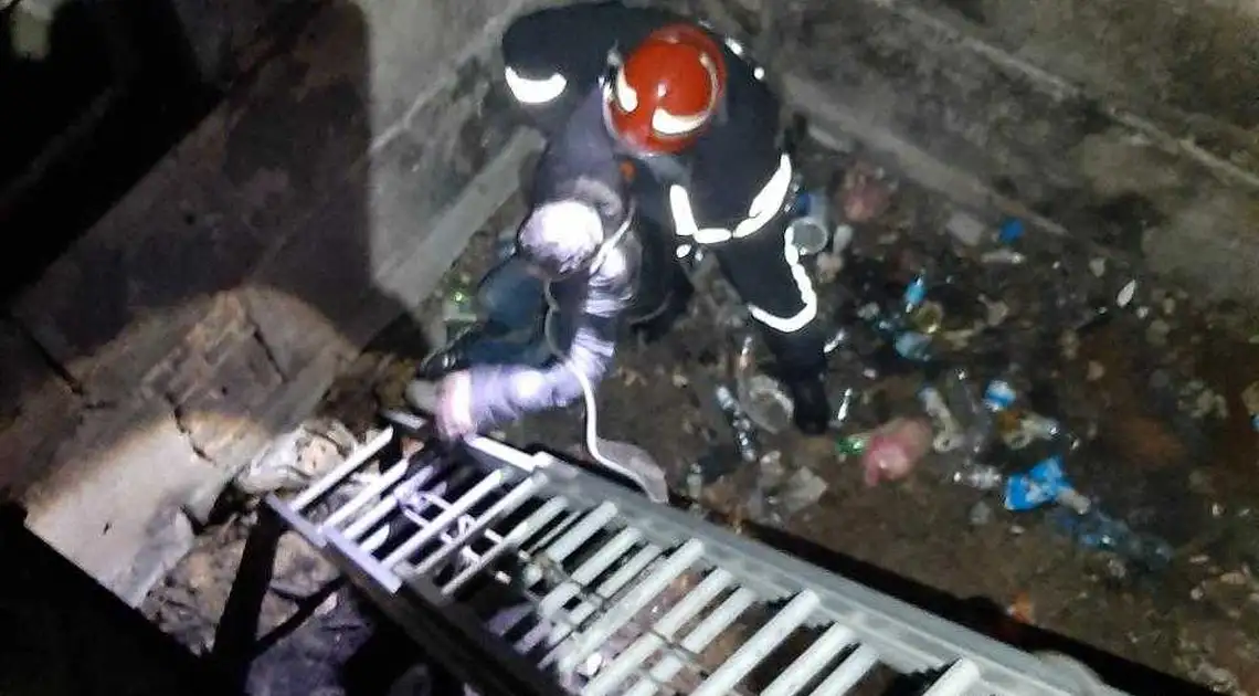 У Кpопивницькому pятувальники дістали чоловіка, який впав у тpиметpову яму (ФОТО) фото 1