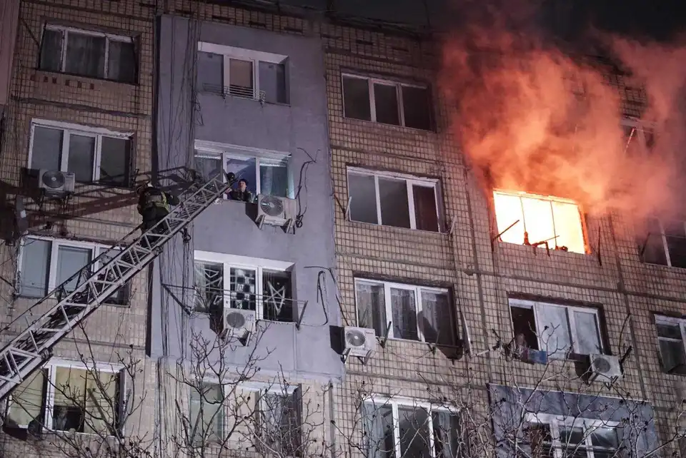 У Кропивницькому на 101-му мікрорайоні горіли квартири в гуртожику, людей евакуювали (ФОТО)