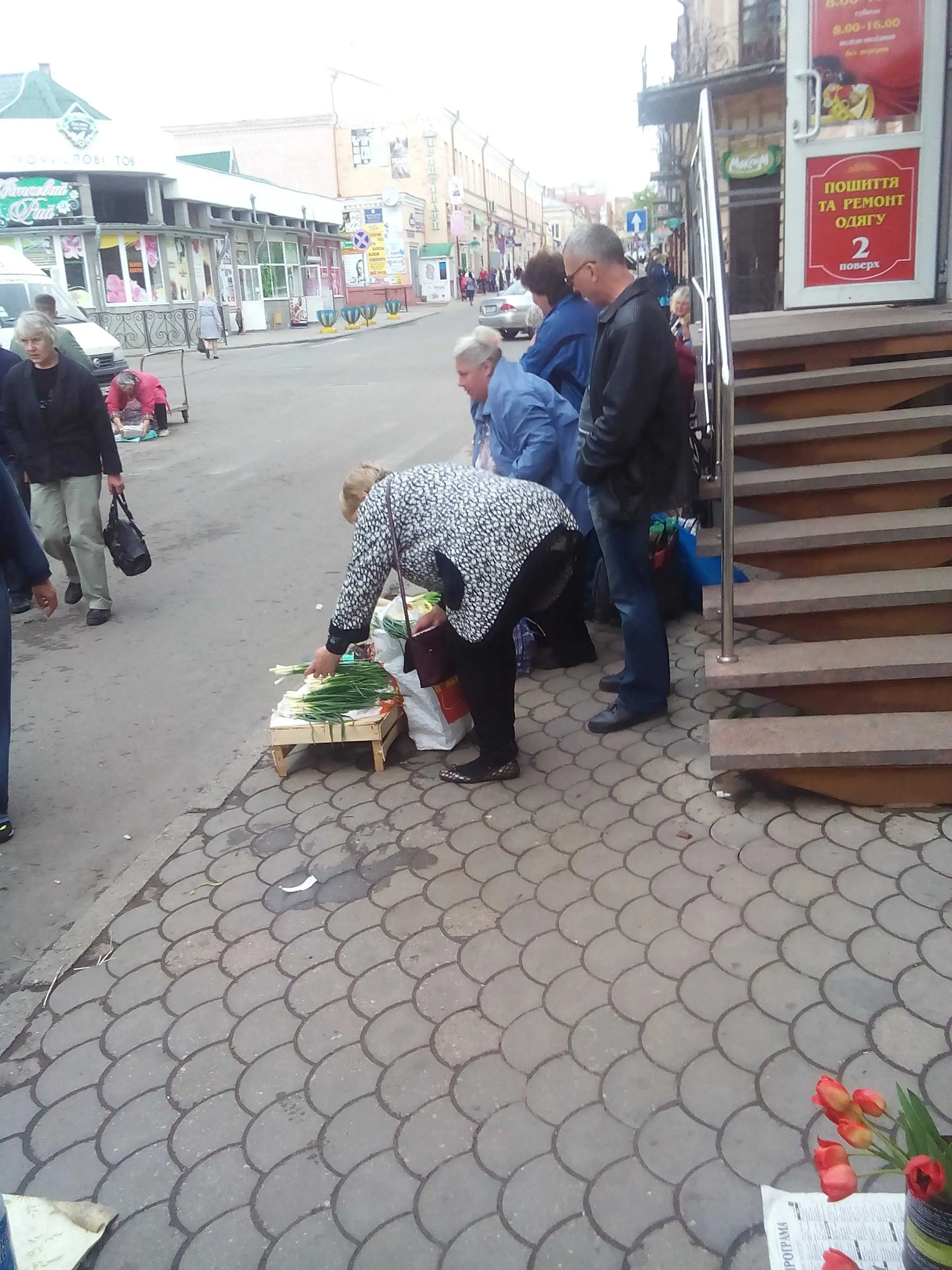 У центрі Кіровограда стихійні торговці "віджали" у пішоходів тротуар, люди ходять по дорозі (ФОТО) фото 1