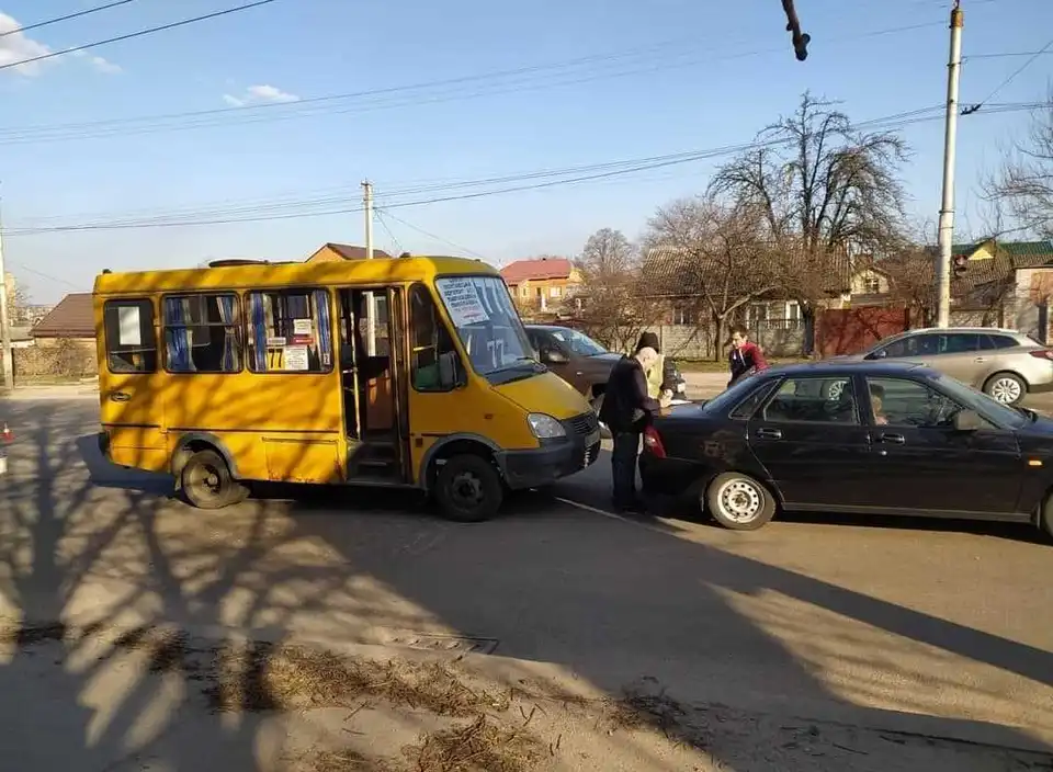 У Кропивницькому маршрутка в’їхала в ВАЗ (ФОТО)