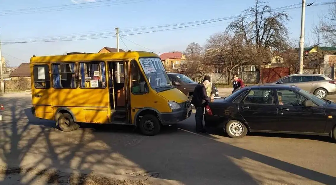 У Кропивницькому маршрутка в’їхала в ВАЗ (ФОТО) фото 1