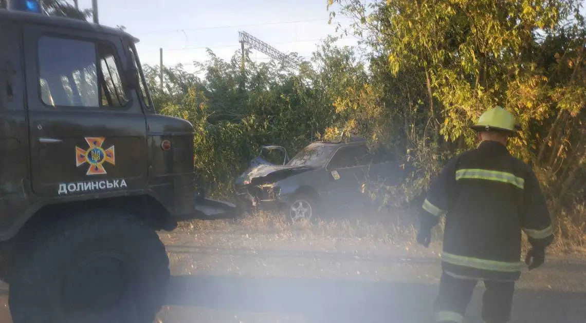 На Кіровоградщині легковик злетів з дороги та врізався в дерево (ФОТО) фото 1