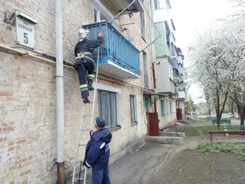 На Кіровоградщині врятували хвору пенсіонерку, яка була замкнена в квартирі (ФОТО)