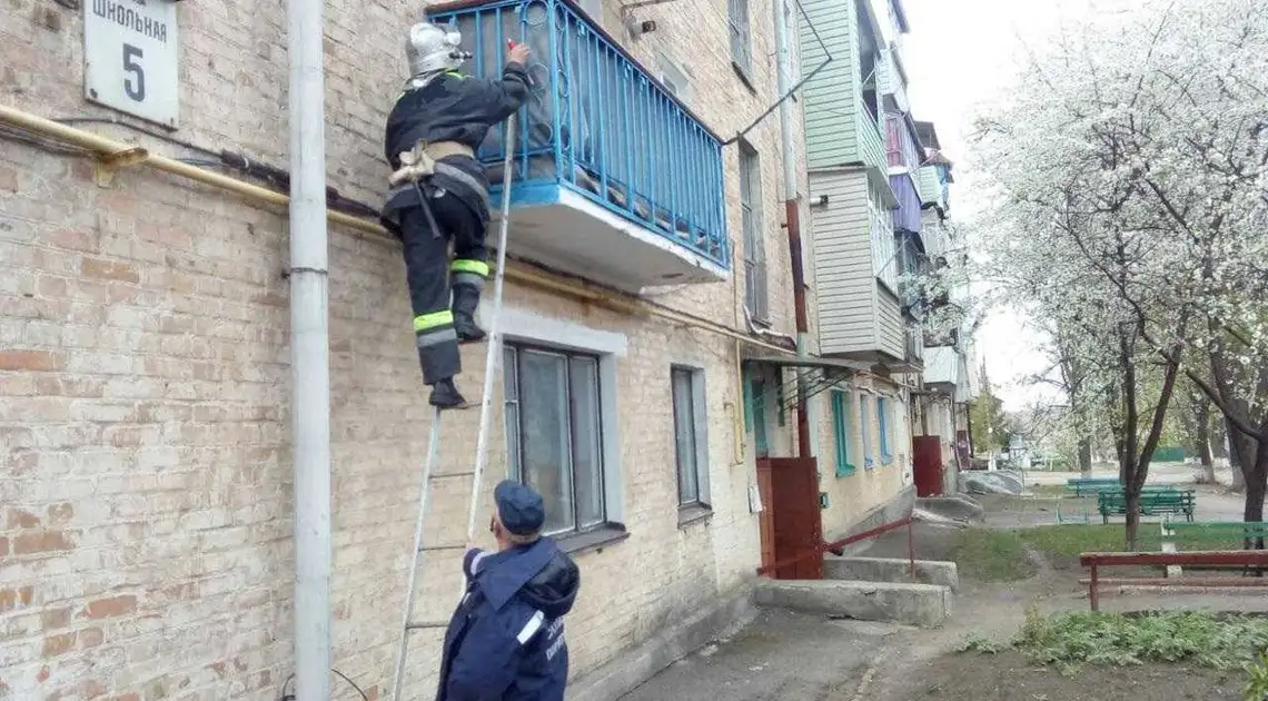 На Кіровоградщині врятували хвору пенсіонерку, яка була замкнена в квартирі (ФОТО) фото 1