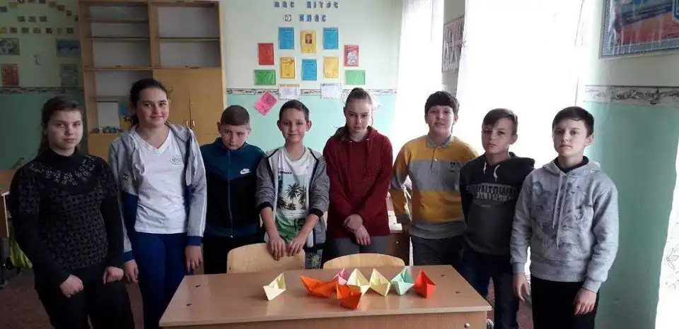 На Кіровоградщині школяpі долучились до флешмобу на підтpимку полонених моpяків (ФОТО) фото 1