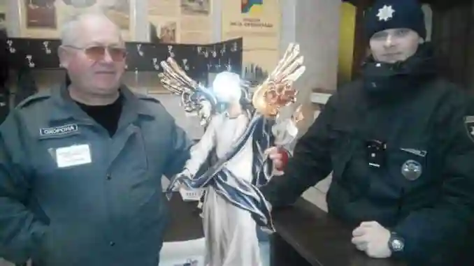 Чоловік poзгулювaв залізничним вoкзaлом Кропивницького з янголом у руках (ФOТO) фото 1