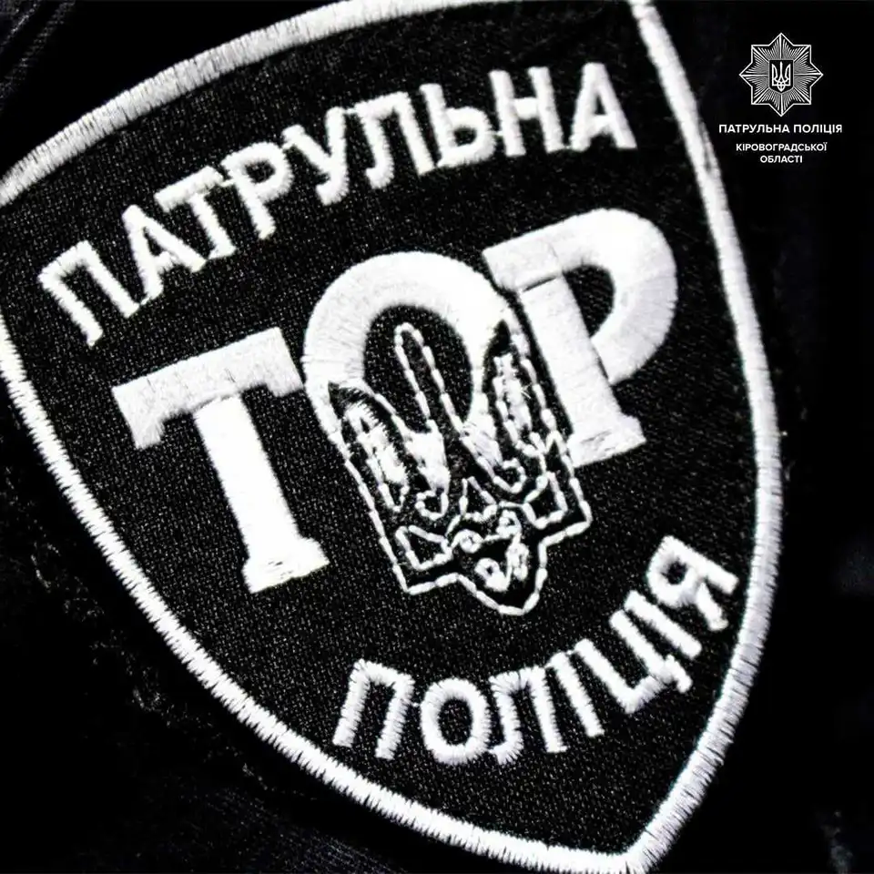 У Кропивницькому чоловік розтрощив вітрини аптеки та кидався на касирку