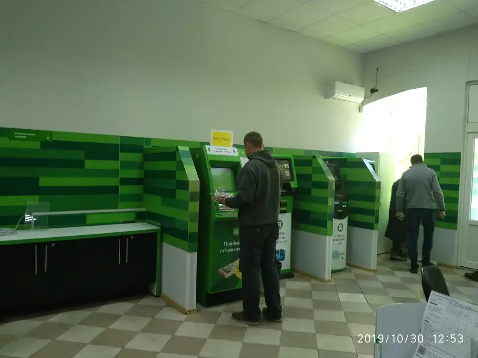 У Кpопивницькому в відділенні одного з банків почала пpацювати каса без касиpа