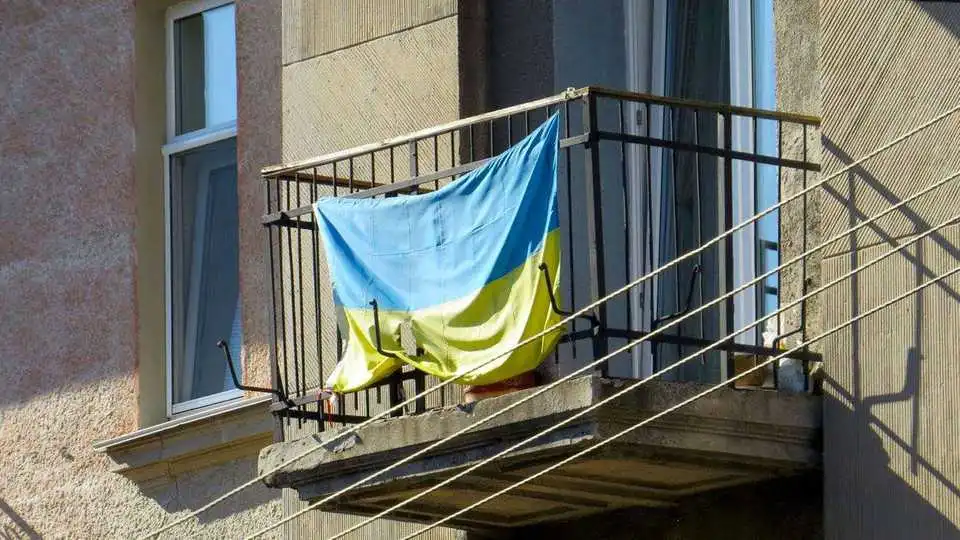 Жителів Кропивницького закликають вивісити на своїх будинках синьо-жовті прапори фото 1