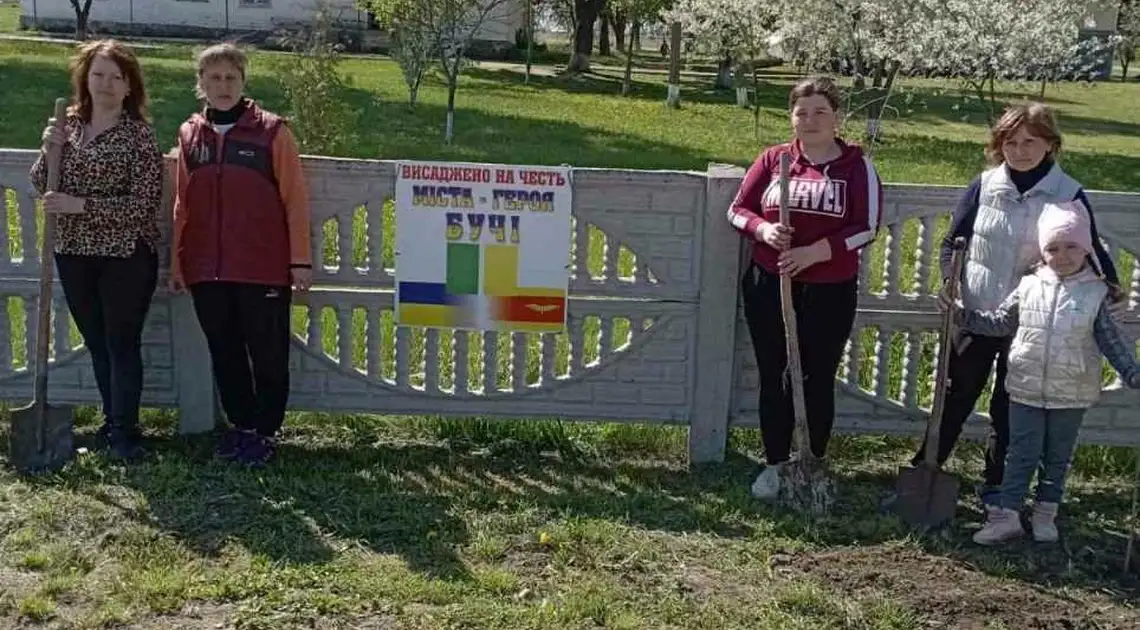 В селі на Кіровоградщині висадили бузкову алею на честь міста-героя фото 1