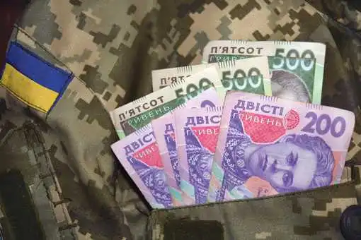 Військовослужбовцям в Україні підвищать зарплати фото 1