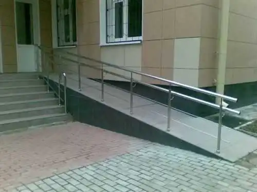 У Кіровограді перебудують та добудують ще кілька пандусів біля входів у медзаклади фото 1